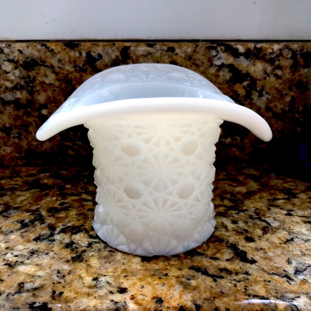 VINTAGE WESTMORELAND DAISY AND BUTTON MILK GLASS TOP HAT
